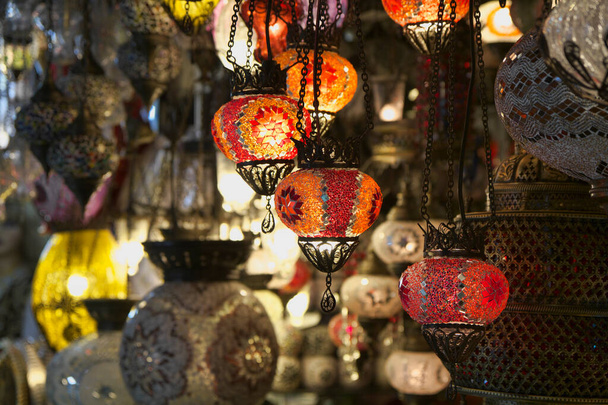 Turquia, Istambul, Grande Bazar (Kapali Carsi), lanternas turcas artesanais para venda - Foto, Imagem