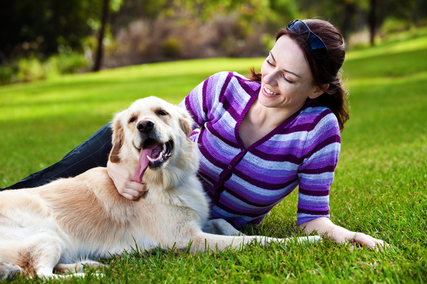 Young woman and golden retriever in the grass - Foto, Imagem