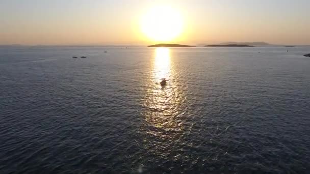 рибальський човен, що пливе на заході сонця і відображає вечірнє сонце. Оглядові човни сандалового дюнгі піннеса човен човен човен затока затоки вхідний архіпелаг атмосфера атмосфера сцени літаючий яскравий блискучий блискучий блискучий сяючий кращий 4K
 - Кадри, відео