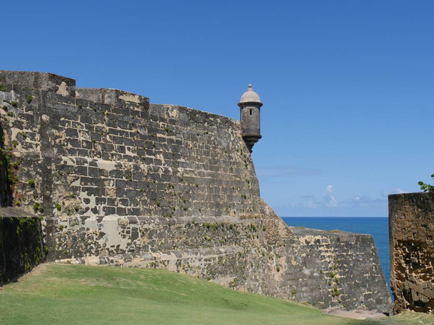 Боковые стены форта Сан-Фелипе-дель-Морро или Эль-Морро в Сан-Хуане, Пуэрто-Рико. - Фото, изображение