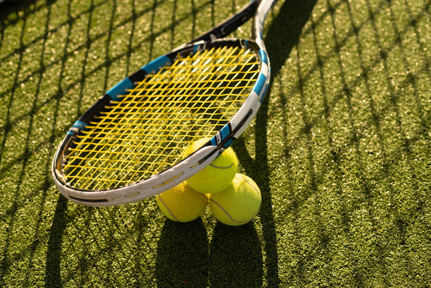 Теннисная игра. Теннисный мяч с ракеткой на теннисном корте. Спорт, концепция отдыха. - Фото, изображение