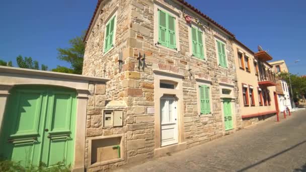 Klasik küçük sokak evi mimarisi Yunanistan. Houts şehir merkezinin yan sokaklarında küçük bir konuta ev sahipliği yapan Yunanistan Hellen Atina Selanik Selanik Selanik Selanik Selanik Selanik 'i inşa etti - Video, Çekim