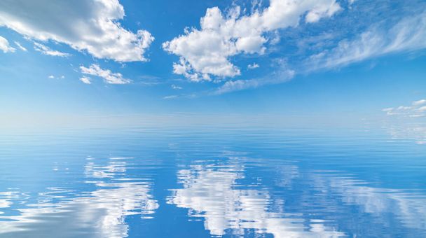 Himmel und Wolken spiegeln sich im Wasser - Foto, Bild