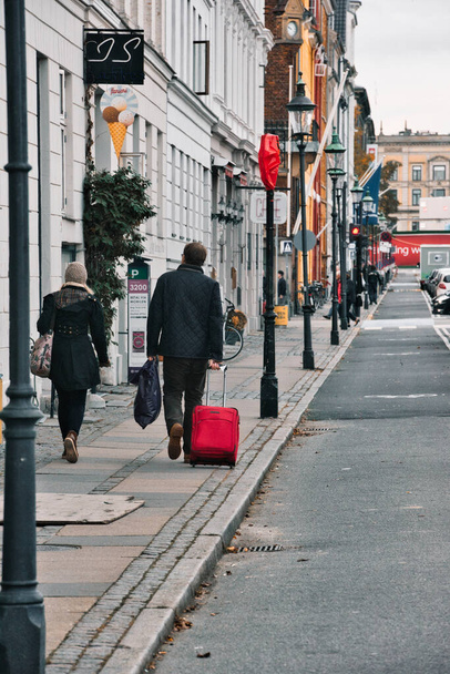 Коппель, Дания - вид на красивое здание в Нихавне в Коппеле с людьми, идущими по улице перед входом. - Фото, изображение