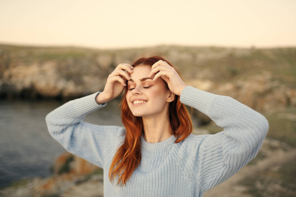 bella donna in maglione blu godere della natura libertà aria fresca - Foto, immagini