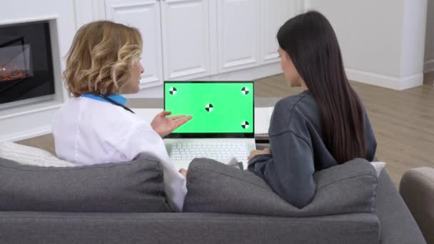 Врач и пациент смотрят на экран ноутбука с результатами медицинского теста и обсуждают диагноз - Кадры, видео