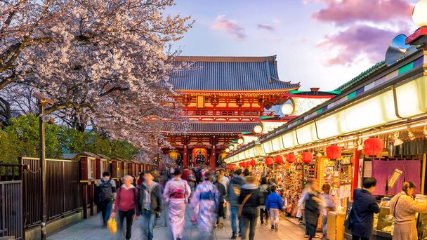 Turistas en la calle comercial de Asakusa conectan con el Templo Sensoji  - Foto, imagen
