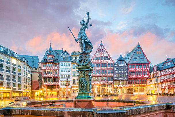 Oude stadsplein romerberg in Frankfurt, Duitsland bij schemering - Foto, afbeelding
