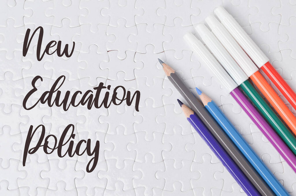 Kalem renklerinin üst görünümü, beyaz arkaplan üzerinde kalem renkleri Yeni Eğitim Politikası ile yazılmış. Eğitim kavramı. - Fotoğraf, Görsel