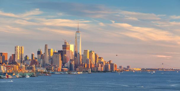 New York City Downtown Manhattan Sonnenuntergang Skyline Blick über den Hudson River in den USA - Foto, Bild