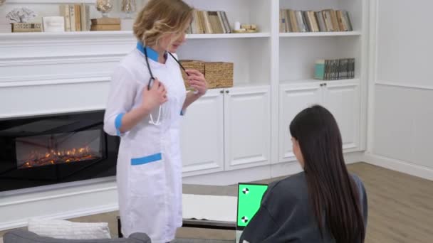 Médica explicando aos pacientes os resultados dos exames médicos no laptop durante a visita domiciliar - Filmagem, Vídeo