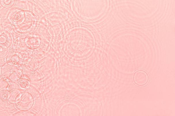 roze transparant helder water oppervlak textuur zomer achtergrond - Foto, afbeelding