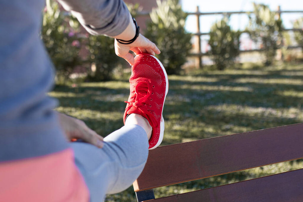 fitness γυναίκα δρομέας τέντωμα πόδια πριν τρέξει εξωτερική προπόνηση στο πάρκο. επιλεκτική εστίαση. αντίγραφο χώρου - Φωτογραφία, εικόνα