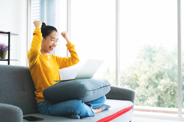 Podekscytowana kobieta czuje euforię świętując sukces online wygrać wynik, młoda azjatycka kobieta zadowolona z dobrych wiadomości e-mail, motywowana świetną ofertą lub nową szansą - Zdjęcie, obraz