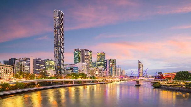 Brisbane stad skyline en Brisbane rivier bij schemering in Australië - Foto, afbeelding