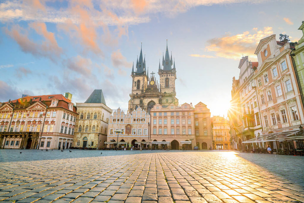 Vanhankaupungin aukio Tynin kirkon kanssa Prahassa, Tsekin tasavalta auringonlaskun aikaan - Valokuva, kuva
