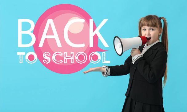 Kleines Schulmädchen mit Megafon auf farbigem Hintergrund. Zurück zur Schule - Foto, Bild