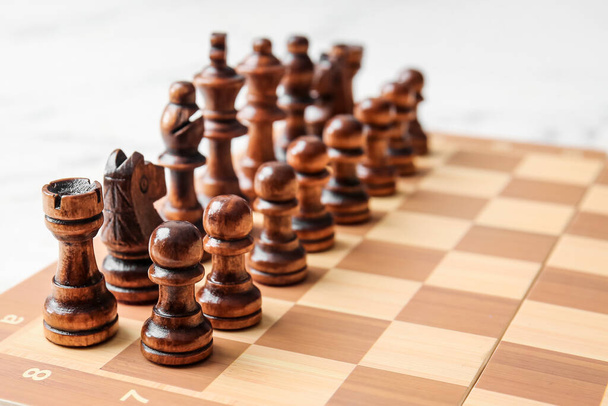 Peças de xadrez com tabuleiro de jogo no fundo claro - Foto, Imagem
