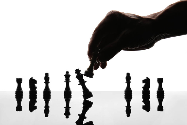 Чоловік грає в шахи на білому тлі
 - Фото, зображення
