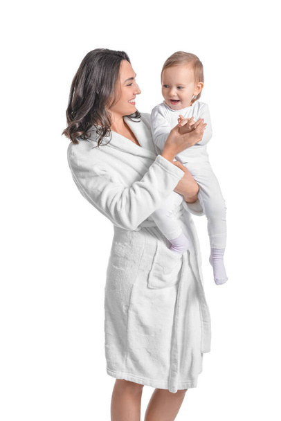 Glückliche Frau und ihre kleine Tochter auf weißem Hintergrund - Foto, Bild