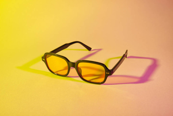 Stylowe okulary przeciwsłoneczne na tle koloru - Zdjęcie, obraz