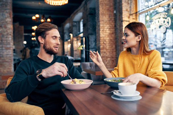 alegre joven pareja comunicación restaurante ocio estilo de vida - Foto, imagen