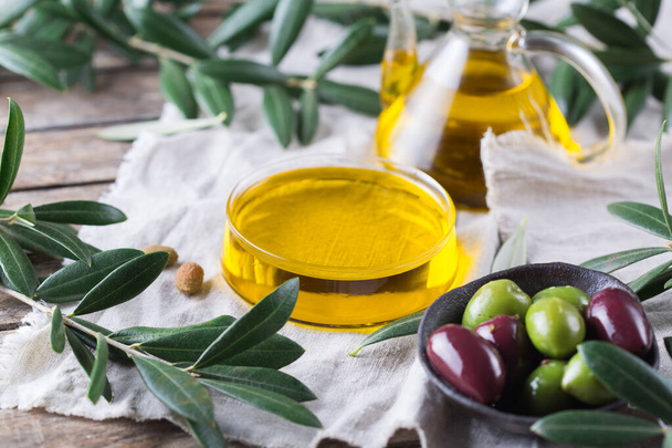 Extra panenský olivový olej na stole - Fotografie, Obrázek