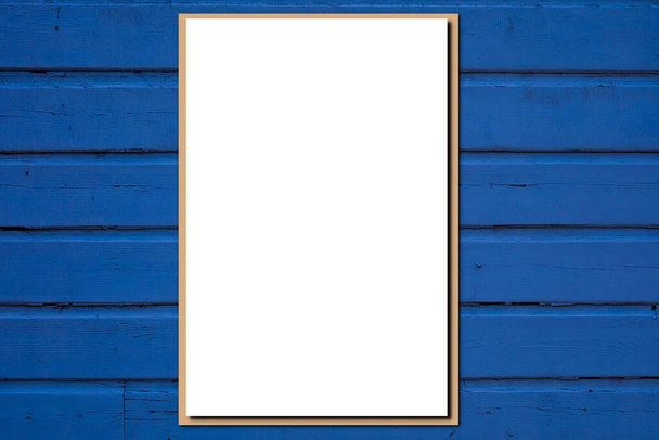 pusty biały papier umieszczony na kopercie nad niebieskim drewnianym tłem - Zdjęcie, obraz