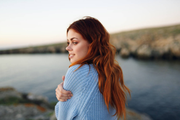ładna rudowłosa kobieta w swetrze na świeżym powietrzu skaliste góry wakacje - Zdjęcie, obraz