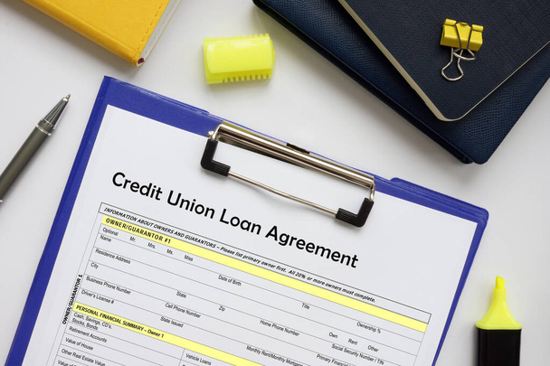  Signature d'une convention de prêt avec une coopérative de crédit sur le formulaire bancaire - Photo, image