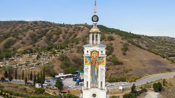 Malorechenskoe, Krimillä. Pyhän Mikolin temppelin majakka Ihmeidentekijä, Aerial View   - Valokuva, kuva