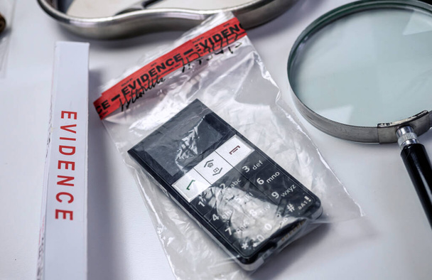 smartphone involucrado en asesinato de laboratorio, imagen conceptual - Foto, imagen