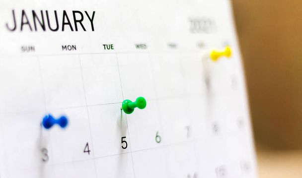 Kalendář a naplánované schůzky s kolíky. - Fotografie, Obrázek