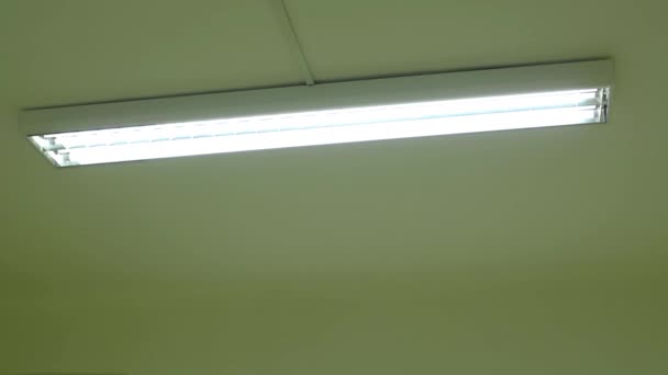 világító lámpa a szobában - Felvétel, videó