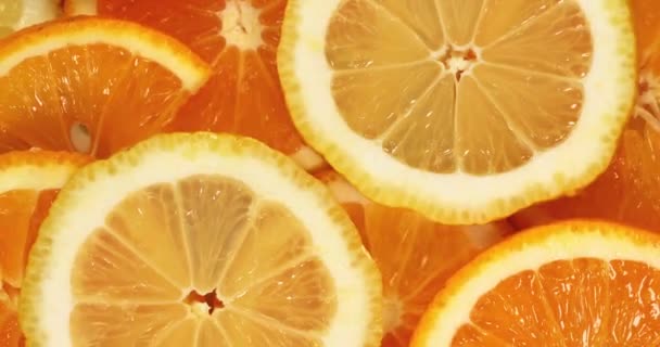 rebanada de naranjas rotar. Fruta de naranja cítrica fresca de cerca. Super cámara lenta. - Metraje, vídeo