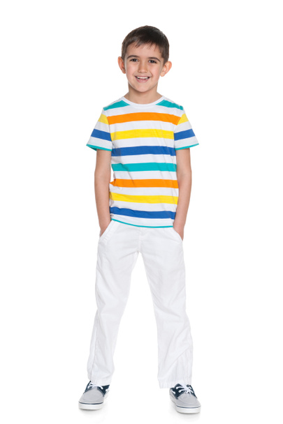usměvavý mladík v bílých kalhotách - Fotografie, Obrázek