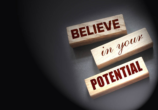 Geloof in Uw Potentiële woord geschreven op houten blokken. Motivatie voor prestaties in het bedrijfsleven of loopbaanconcept. - Foto, afbeelding