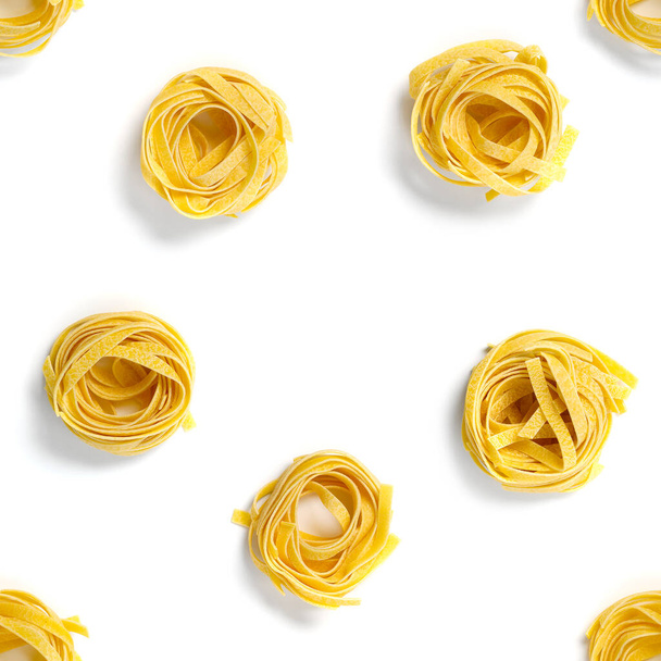 Απρόσκοπτη εικόνα από την ιταλική μακαρονάδα ταλιατέλες. ωμό fettuccine ζυμαρικά ποπ τέχνη φόντο, επίπεδη lay. Ιταλικά ωμά ζυμαρικά φωλιά απομονώνονται σε λευκό - Φωτογραφία, εικόνα