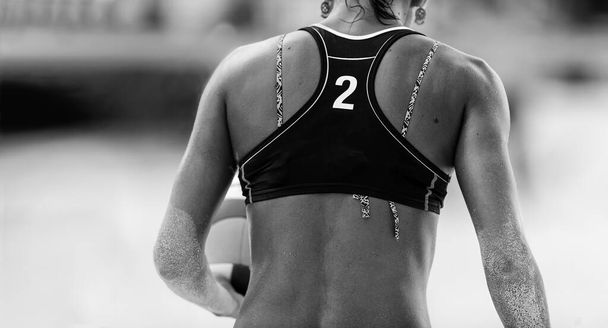 Ένα θηλυκό Beach Volleyball Player ετοιμάζεται να εξυπηρετήσει την μπάλα - Φωτογραφία, εικόνα