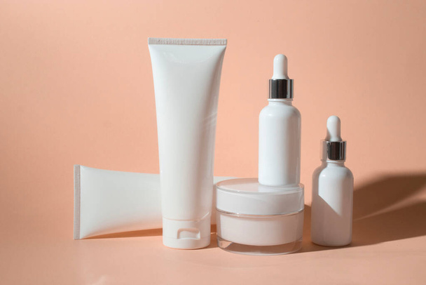 Mockup von Beauty Fashion Kosmetik Make-up Flasche Lotion Produkt mit Hautpflege Gesundheitskonzept auf dem Hintergrund - Foto, Bild