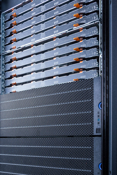 server rack met ongedekte data-opslag arrays gevuld met harde schijven - internet cloud provider concept - Foto, afbeelding