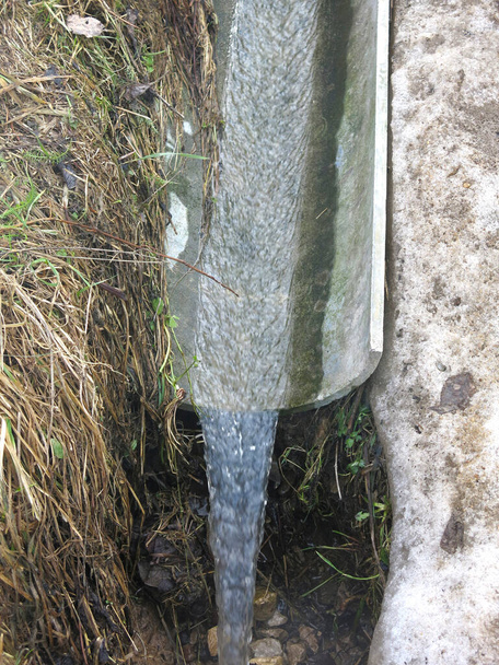 вода стекает из железного желоба весной - Фото, изображение