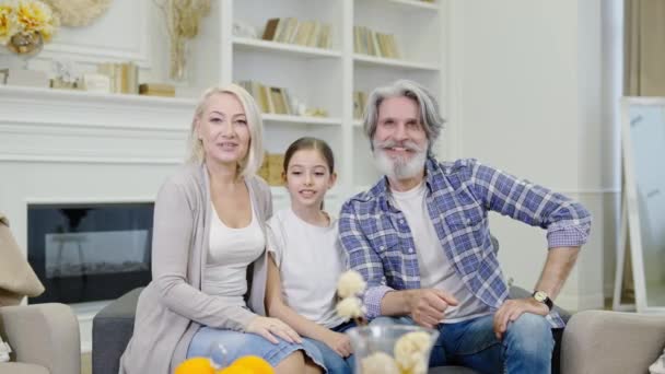  εγγονή κοριτσάκι μιλάει με τους γονείς με βιντεοκλήση περνώντας το Σαββατοκύριακο με τους παππούδες - Πλάνα, βίντεο