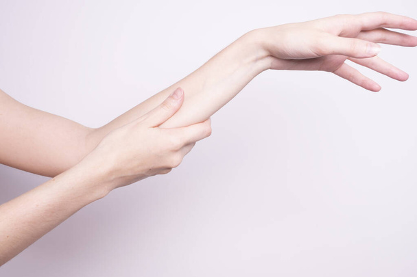 Příznaky Parkinsonovy nemoci. Zblízka třes (třesoucí se) rukou žen středního věku s Parkinsonovou nemocí. Duševní zdraví a neurologické poruchy. - Fotografie, Obrázek