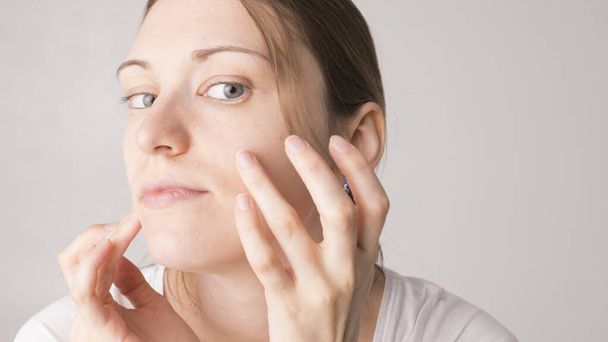 woman with acne skin care - Foto, Imagen