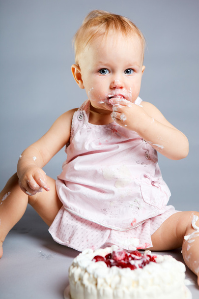 Cute little girl eating her first birthday cake - Foto, Bild