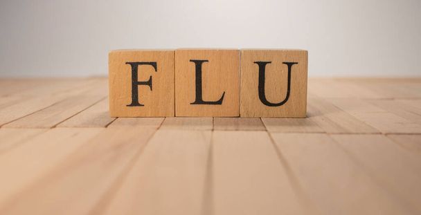 Fluという言葉は木製の立方体から作られた。健康と生活。閉じろ!. - 写真・画像