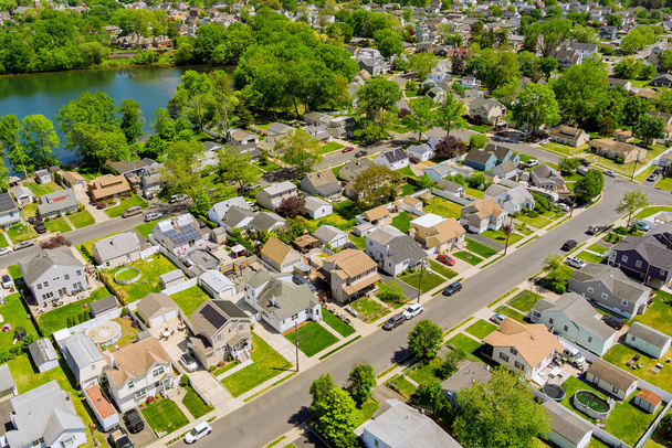 Вид с воздуха на односемейные дома, жилой район Сейревилль рядом с прудом в Нью-Джерси США - Фото, изображение