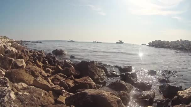 Детальный вид на скальный пляж на море, Хорватия скальный пляж, на фоне пришвартованных лодок, красивый день, красивая погода  - Кадры, видео
