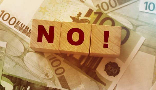 "No on Wooden Blocks Letters: Refucing bribe concept". Протизаплідні гроші. - Фото, зображення